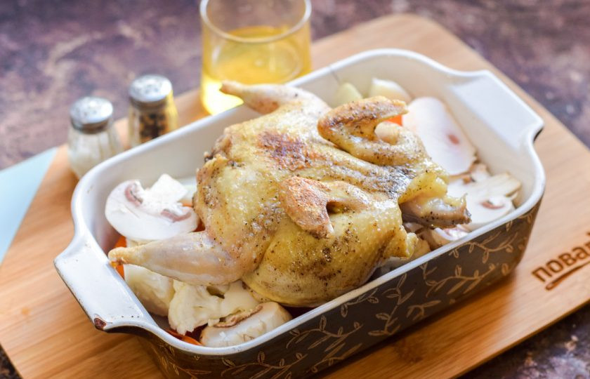 1. Этап. Перепелка с овощами в духовке: Перепелку разрежьте, посолите и поперчите, поджарьте быстро на сковороде — по минуте с каждой стороны. Переложите перепела поверх овощей, после влейте в форму немного воды, прикройте фольгой и запекайте 45 минут.