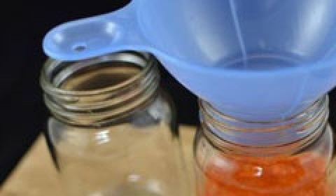 1. Этап. Аджика из помидоров на зиму: Переливаем аджику из кастрюли в банки и закатываем.