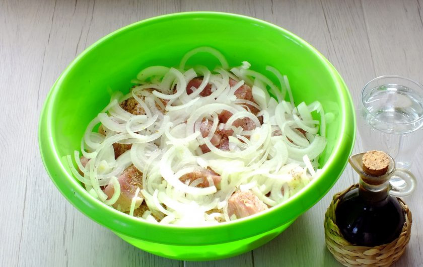 1. Этап. Шашлык на минералке с уксусом: Добавьте лук к мясу. Перемешайте. Влейте уксус, минеральную воду. 