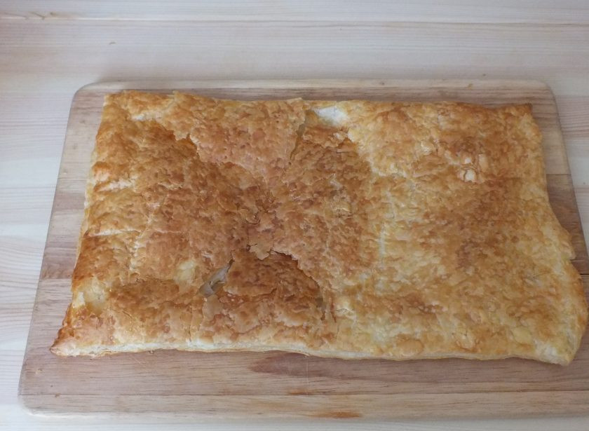 1. Этап. Пирожные с кремом и ягодами: Выпеченный лист охладите.