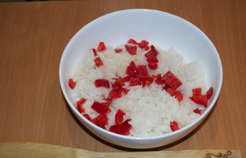 1. Этап. Салат Завтрак туриста: К рису добавьте измельченный болгарский перец красного цвета.