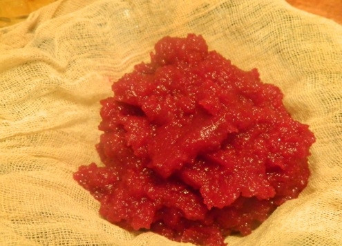 1. Этап. Свекольные пирожные ПП: Свеклу трем на мелкой терке или перебиваем блендером и выкладываем на марлю. Необходимо убрать всю жидкость, нам нужен только свекольный жмых.