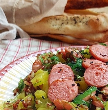 1. Этап. Салат Светофор с жареными сосисками: При подаче можно посыпать кунжутом. Подавать лучше всего с хрустящим хлебом. Я испекла язычки Натальи natapit https://www.povareno k.ru/recipes/show/16 1102/ Идеально подошли к этому салату.