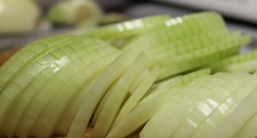 1. Этап. Печень на сковороде: 2. Лук моем, чистим, нарезаем полукольцами.