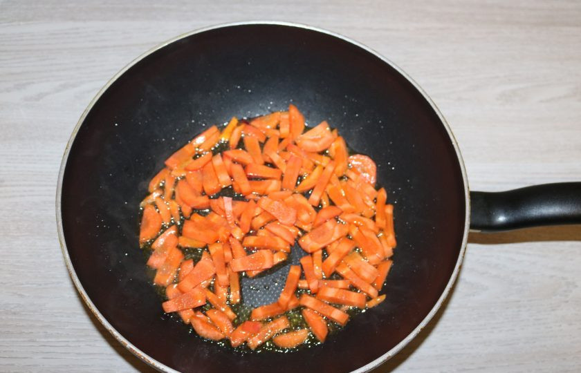 1. Этап. Борщ с карасями: Обжарьте морковь в небольшом количестве масла.