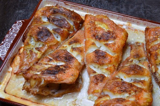 1. Этап. Морской окунь в духовке: Перевернуть и ещё 10 минут под грилем, 230-250 градусов, до желаемого румянца.