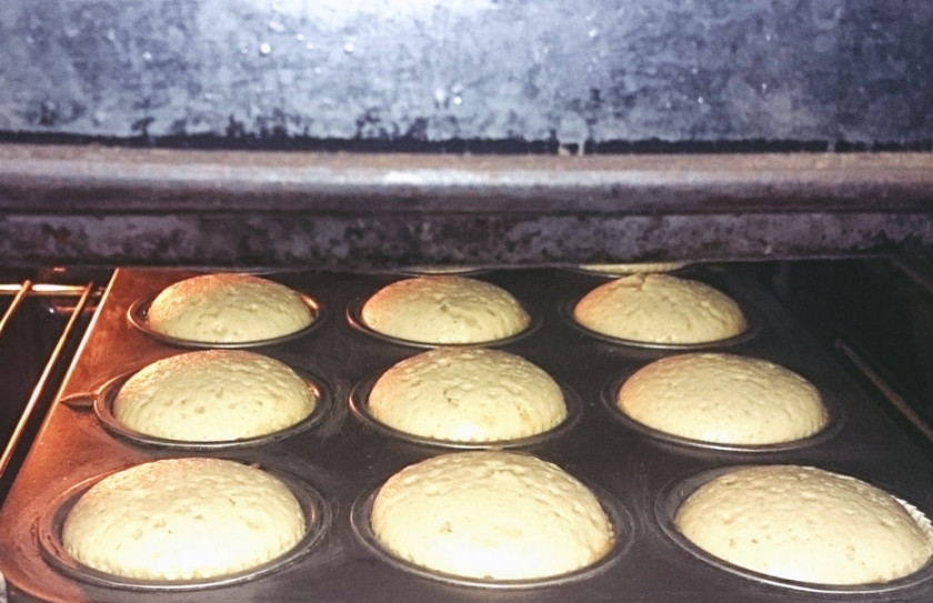 1. Этап. Новогодние капкейки Зимняя сказка: Отправьте в разогретую до 170 градусов духовку на 22 минуты.