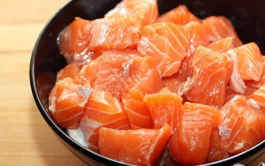 1. Этап. Рыбная солянка с семгой: 5. Кусочками нарезаем оставшееся филе.