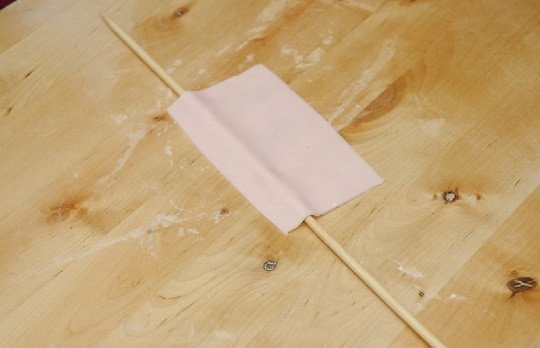 1. Этап. Торт Шикарный: 12. С помощью деревянной палочки сделайте небольшую складку.