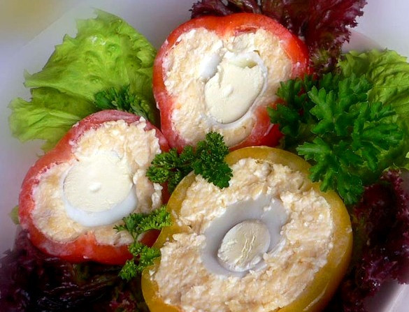 1. Этап. Перец, фаршированный сыром и яйцом: Готовые перцы нарезаем на ломтики острым ножом и подаем закуску к столу, украсив свежей зеленью. Приятного аппетита!