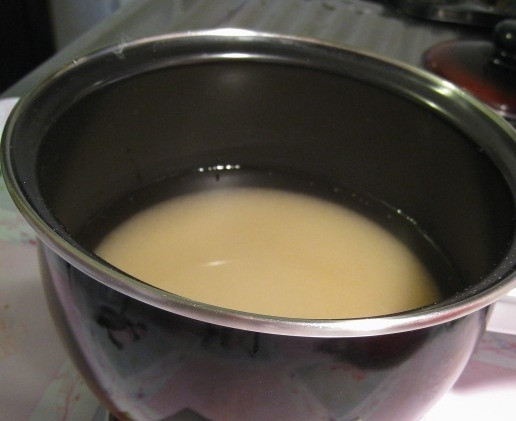 1. Этап. Плов с яблоками: Для начала приготовим сироп из сахара. Всыпаем сахар в кастрюльку, добавляем 270 мл воды и немного куркумы, она придаст приятный цвет сиропу. Ставим на медленный огонь и варим до полного растворения сахара и загустения.