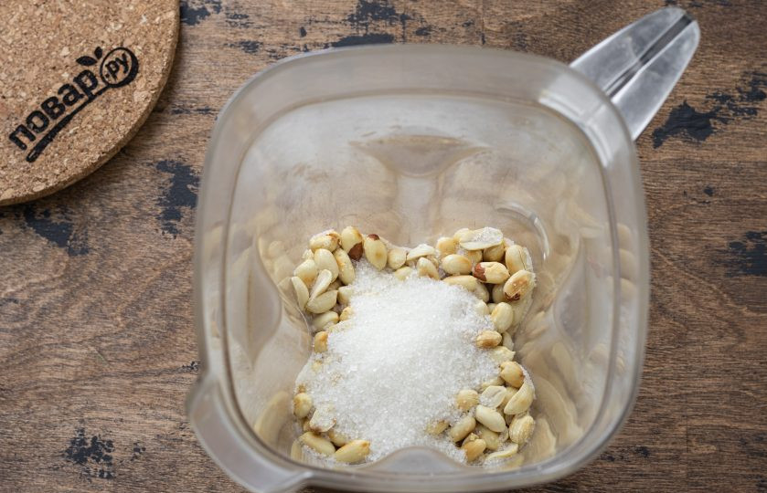 1. Этап. Шоколадная арахисовая паста: Пересыпьте арахис с сахаром в чащу блендера и начните измельчать орехи.