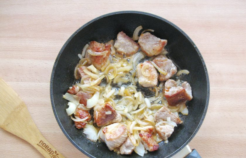 1. Этап. Макароны по-деревенски: Жарьте лук с мясом перемешивая в течение 5-6 минут.