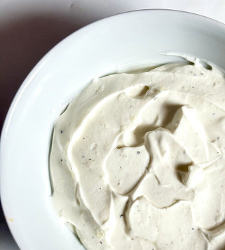 1. Этап. Турецкая паста с чечевицей: Посолить и поперчить йогурт, добавить чеснок и 2 ст. ложки лимонного сока, перемешать.