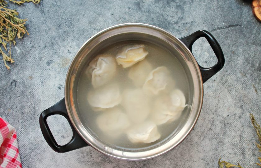 1. Этап. Пельмени из кабана: В кастрюлю налейте воду, посолите и доведите до кипения на среднем огне. Выложите пельмени и варите до готовности. Готовые пельмени из кабана разложите по тарелкам. Можно налить бульон. Подавайте к столу горячими.