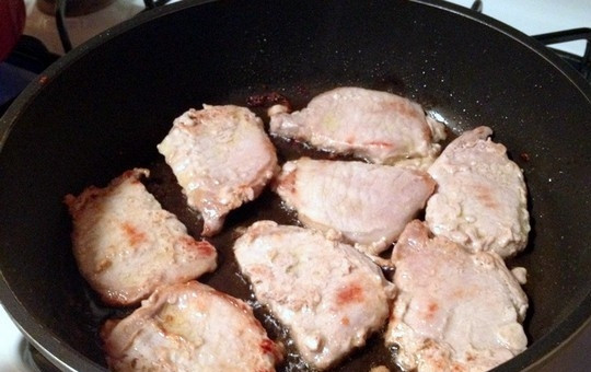 1. Этап. Плов со свинины: В сковороде нагрейте растительное масло и обжарьте куски мяса до коричневой корочки с обеих сторон.