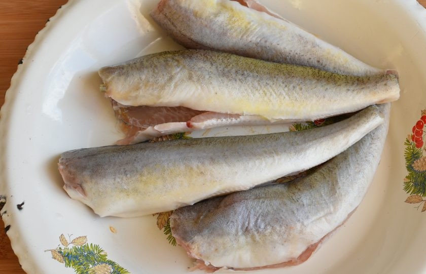 1. Этап. Рыба с чесноком по-болгарски: Рыбу очистить, промыть и обсушить салфетками. Посолить и поперчить по вкусу, сбрызнуть лимонным соком и дать постоять минуть 15.