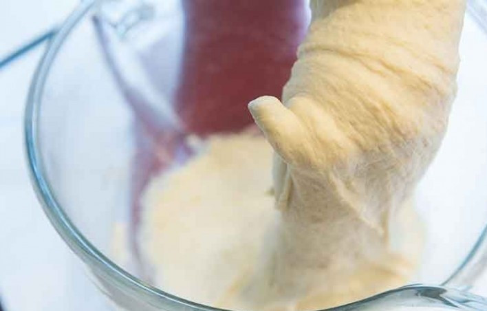 1. Этап. Хлеб из картофеля: 2. Замените насадку в миксере на крючок, досыпьте оставшуюся часть муки и замешивайте тесто на средней скорости в течение 8 минут, должно получиться рыхлое и немного липкое тесто.