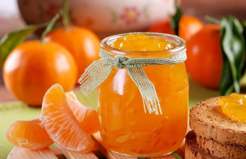 1. Этап. Джем из мандаринов: В горячем виде разливаем джем по небольшим баночкам, плотно закрываем крышками. Готовый продукт лучше хранить на нижней полке холодильника или в прохладном погребе.
