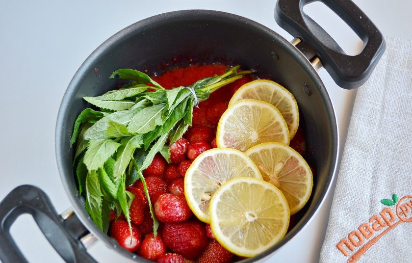1. Этап. Домашний клубничный лимонад с мятой: 4. Положите в кастрюлю всю клубнику, пучок мяты (связанной ниткой), порезанную кружочками половинку лимона.