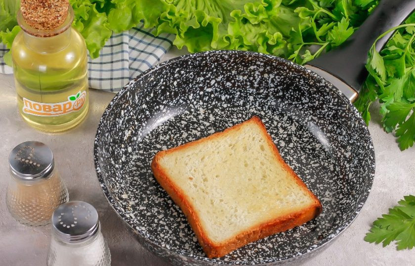 1. Этап. Тост с авокадо, соленой семгой и яйцом пашот: Влейте в сковороду растительное масло и обжарьте в нем тостовый хлеб по 1-2 минуты с каждой стороны до румяности. Остудите примерно 1-2 минуты.