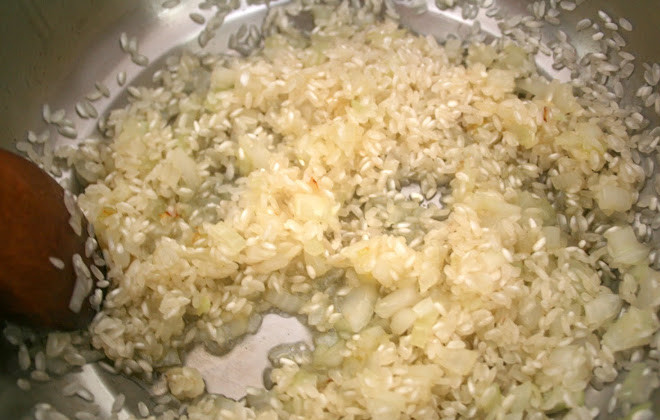 1. Этап. Ризотто с шампиньонами и сливками: Добавляем рис, перемешиваем и жарим еще 2 минуты.