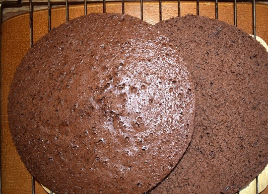 1. Этап. Бисквитный торт с творожным кремом: Духовку разогрейте до 180 градусов. Силиконовую форму (d - 24 см.) смочите водой. Выложите тесто в форму, накройте сверху фольгой (для ровного поднятия бисквита), выпекайте в разогретой духовке в течение 30 минут. Осторожно снимите фольгу, будет выходить ГОРЯЧИЙ ПАР. Готовый бисквит остудите сначала немного в форме, а затем — на решетке. Разрежьте бисквит на два коржа. Один поместите в силиконовую форму.