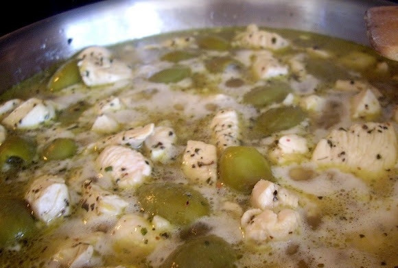 1. Этап. Теплый салат с рисом и курицей: Протушите 15-20 минут, чтобы рис стал мягким, а бульон выпарился вдвое.