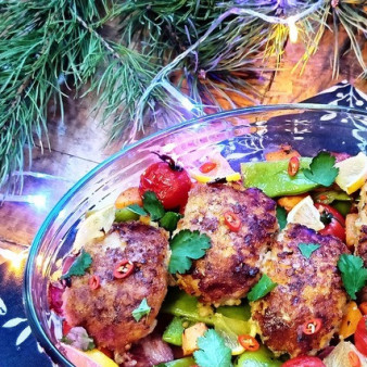 Запеченные котлеты из индейки с овощами