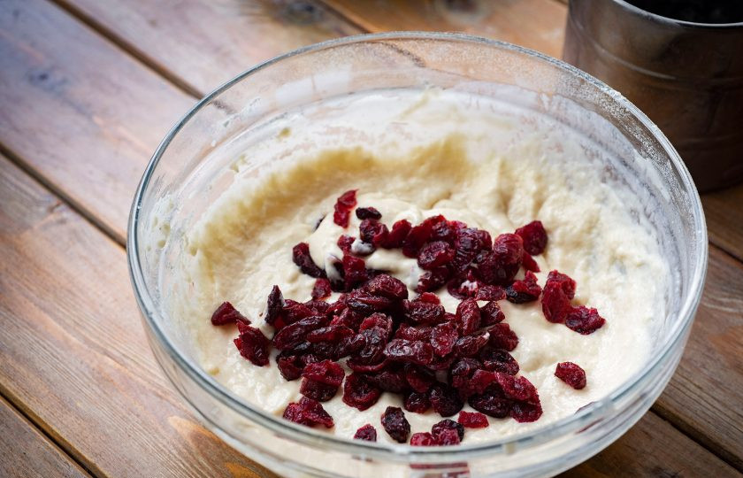 1. Этап. Вафли с клюквой: Добавьте вяленую клюкву.