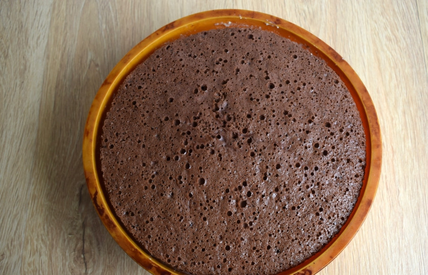 1. Этап. Бисквитный торт с творожным кремом: Вылейте крем на подготовленный бисквитный корж, прикройте вторым и поставьте застывать в холодильник минимум на 2 часа. Я ставлю на ночь, при этом лучше раскрывается вкус коржей.