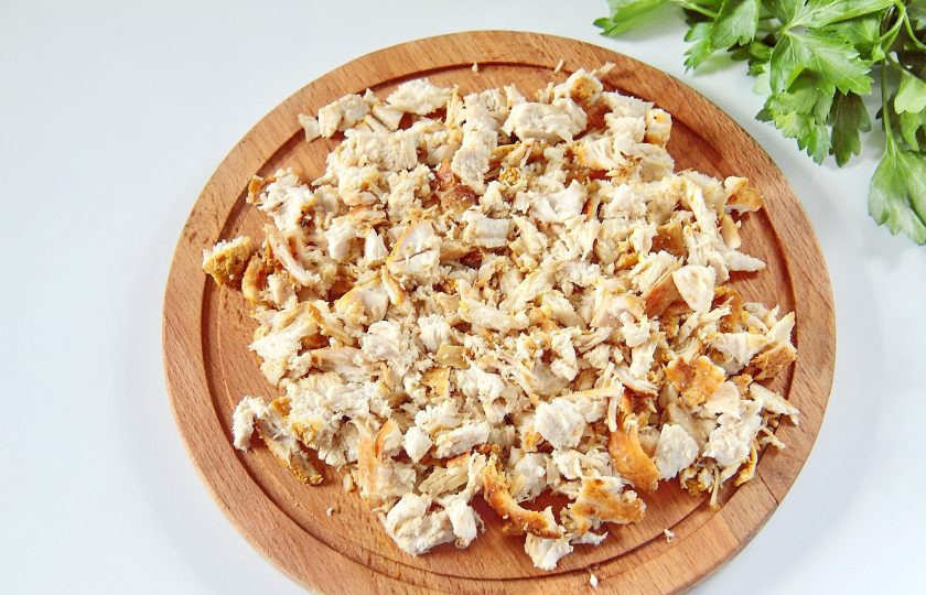 1. Этап. Салат желейный, слоеный: 5. Куриную грудку намажьте солью и специями, обжарьте на небольшом огне под крышкой с двух сторон до готовности и нарежьте небольшими кусочками.