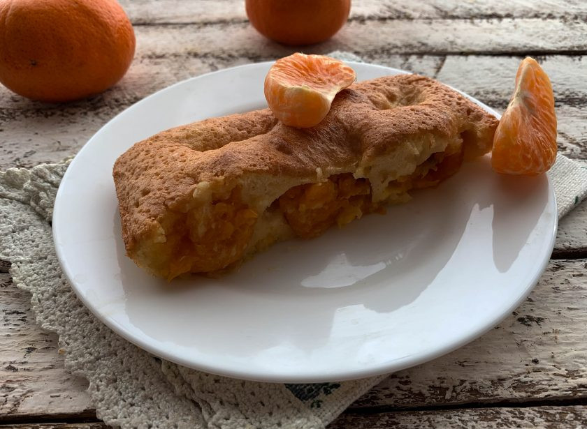 1. Этап. Заливной пирог с мандаринами: Переложите пирог на тарелку и подавайте к столу. Приятного аппетита!