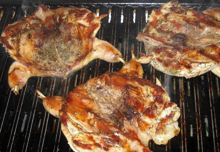 1. Этап. Жареная куропатка: Куропатки жарятся по 7-8 минут с каждой стороны.