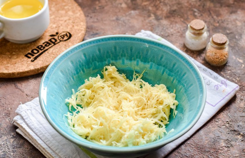 1. Этап. Белорусский завтрак: Картофель очистите, вымойте, просушите. Натрите картофель на мелкой терке, переложите в миску. Лишнюю жидкость отожмите.