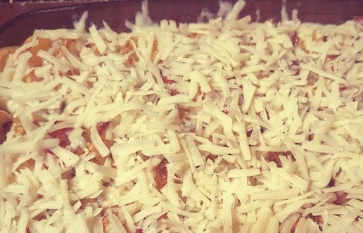 1. Этап. Картофельная запеканка с тунцом: Сыр натереть на терке и выложить поверх готовой запеканки. Посыпать пряностями. Поставить в духовку на 3-5 мин.