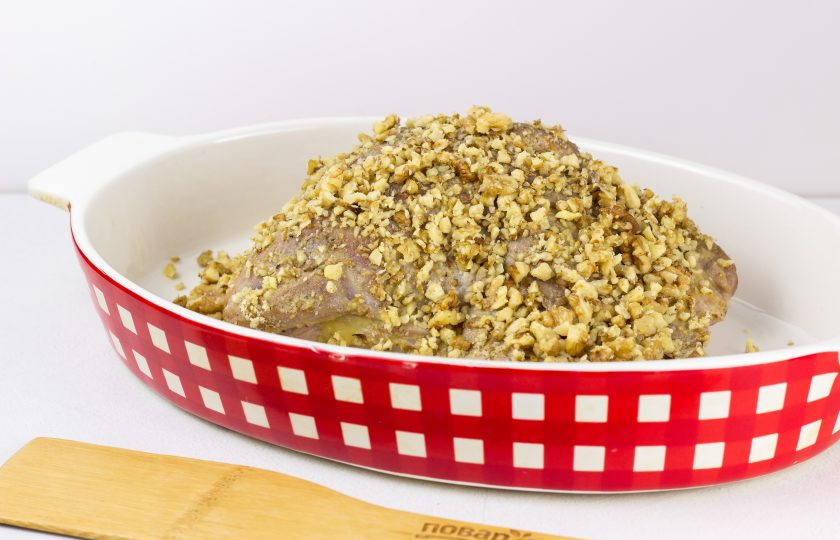 1. Этап. Свинина с орехами: Орехи немного пробейте блендером, но не в крошку, высыпьте в большую миску. Обваляйте мясо со всех сторон в орехах и выложите в форму для запекания.