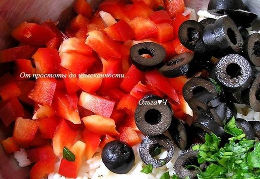 1. Этап. Рисовый салат Жёлтая роза: К остывшему рису добавьте нарезанные кружочками маслины, кубиками сладкий перец и рубленную петрушку, перемешайте.