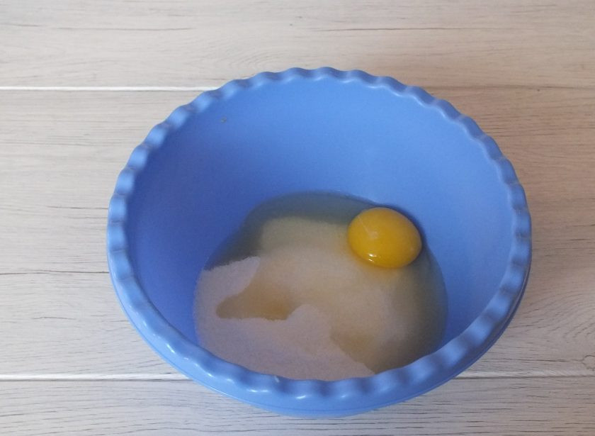 1. Этап. Кекс с яблочным пюре: В отдельной чаше соедините яйцо и сахар.