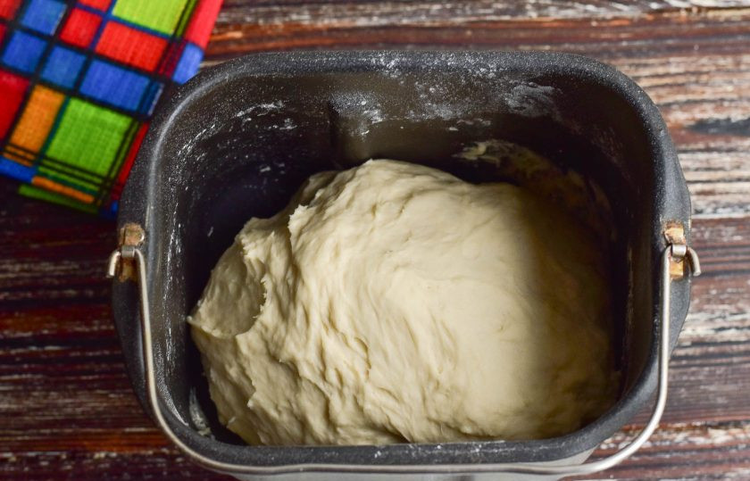 1. Этап. Булочки с маком в хлебопечке: Когда хлебопечка подаст звуковой сигнал, достаньте аккуратно ведерко с тестом.