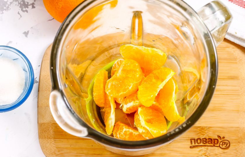 1. Этап. Молочный коктейль с мандаринами: Мандарин очистите от кожуры, разделите на дольки и тщательно удалите весь белый слой. Если в дольках имеются косточки, то их тоже удалите. Выложите в емкость блендера.