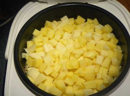 1. Этап. Тушеная картошка с курицей и грибами: Выложите слой картошки, посолите и поперчите его по вкусу.
