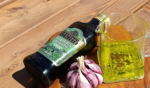 1. Этап. Секретный рецепт жареных кальмаров: Приготовить чесночное масло. Порубить мелко чеснок, добавить в масло, дать немного постоять, чтобы масло забрало в себя аромат чеснока.