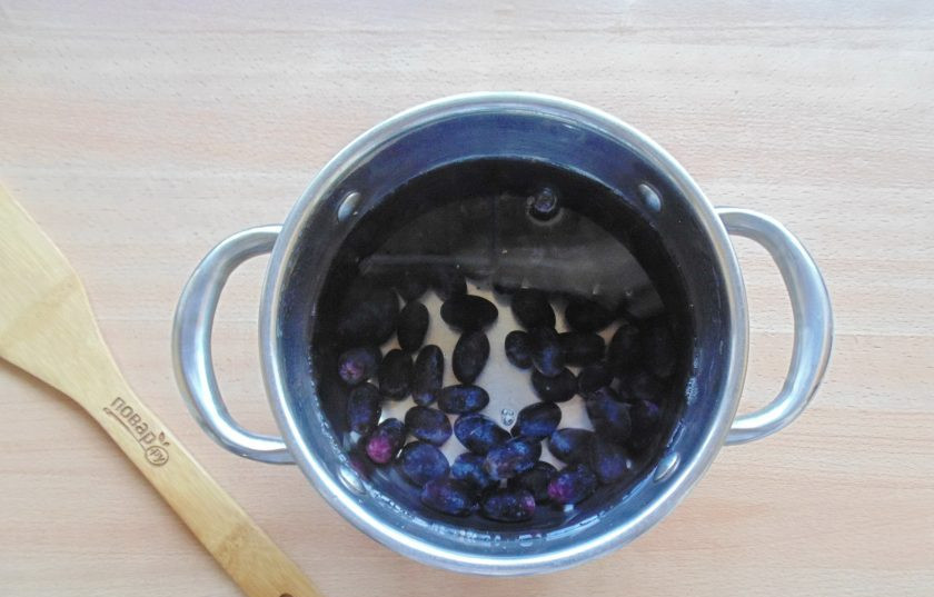 1. Этап. Виноградный кисель: В кастрюлю с виноградом налейте воду.