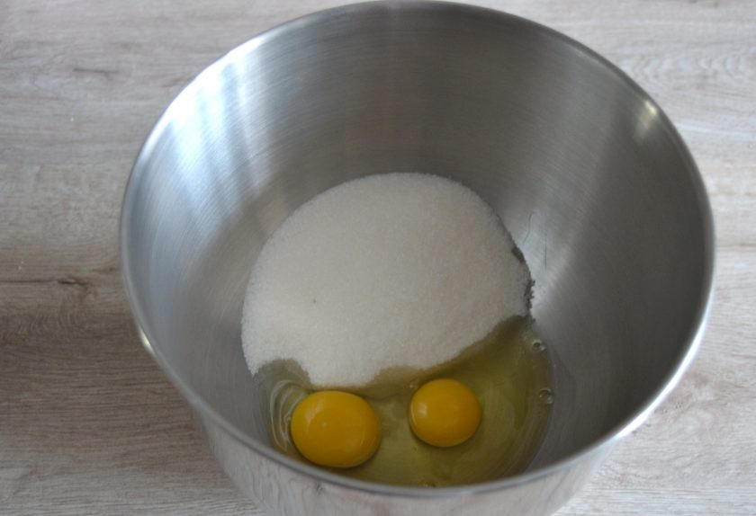 1. Этап. Морковный торт с вишней: В емкость для взбивания вбейте 2 яйца, всыпьте 200 грамм сахара, взбейте до пышности.