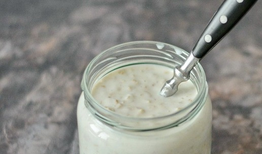 1. Этап. Ленивая овсянка на домашнем йогурте: Размешайте овсянку с йогуртом в банке.