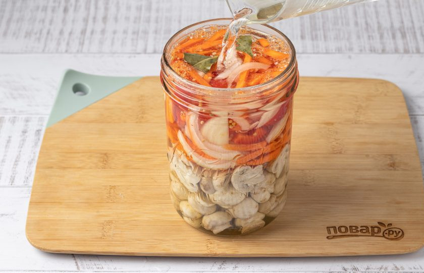 1. Этап. Маринованные шампиньоны с овощами: Влейте горячий маринад. Закройте крышкой и дайте полностью остыть, затем уберите в холодильник на 12 часов.