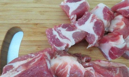 1. Этап. Опята со свининой: Свинину хорошо вымойте и избавьтесь от прожилок и мелких косточек. Порежьте мясо некрупно. Посолите и поперчите по вкусу.