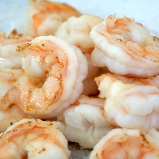 1. Этап. Рис с жареными креветками по-китайски: Быстро помешивая, обжариваем креветки до готовности - на это уйдет буквально минуты 2, не больше. Затем масло сливаем, креветки отставляем.