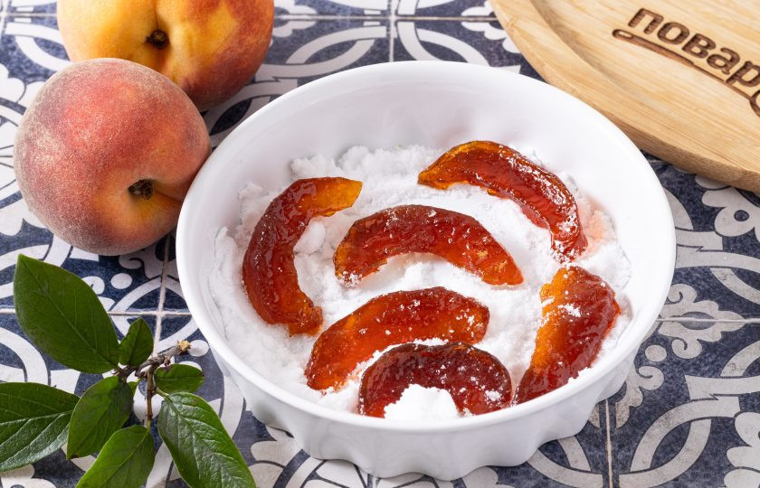 1. Этап. Цукаты из персиков: Готовые цукаты должны оставаться достаточно мягкими и пластичными, но не быть мокрыми и не слишком липкими. Обваляйте их в сахарной пудре и уберите в баночку или пищевой контейнер с крышкой на хранение.